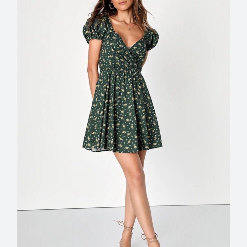 Sage green floral open back dress with puff sleeves-with tags